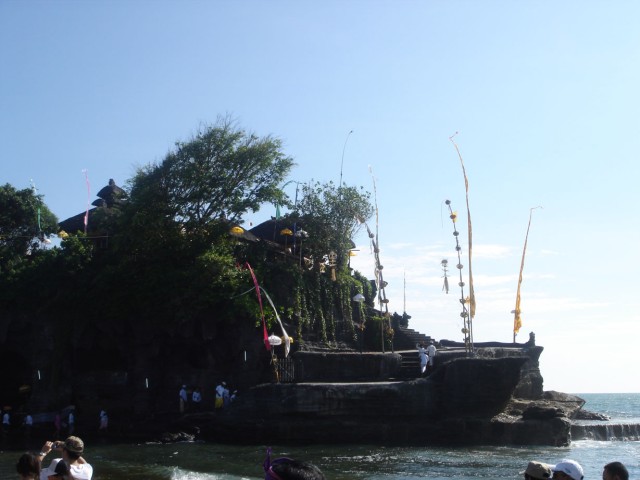 Wider-shot of the right side of the rock.