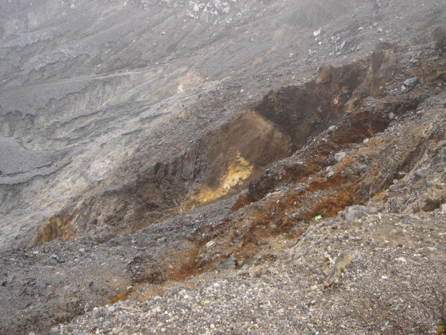 Look towards the right side of the crater from the viewing edge