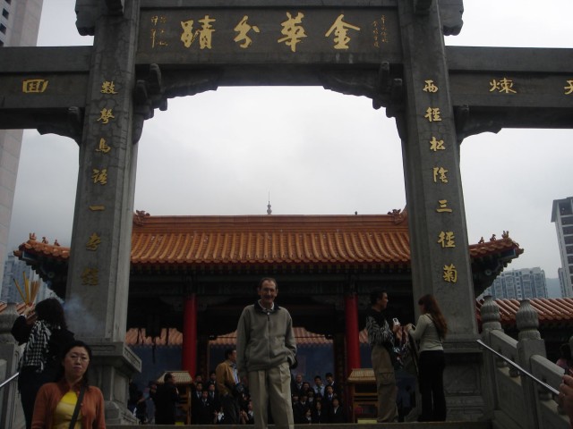 The best pic of all, with the Temple entrance monument plus temple in the backdrop!